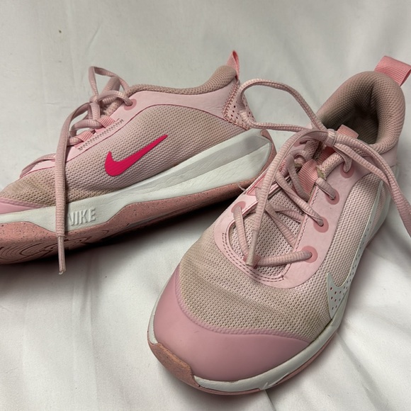 Nike girls volleyball, shoe pink! - Picture 2 of 6